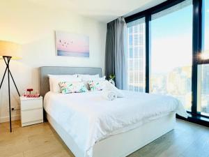 Skyline Retreat 3-Bedroom with Pool, Sauna, Gym and Parking