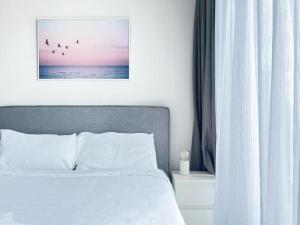 Skyline Retreat 3-Bedroom with Pool, Sauna, Gym and Parking