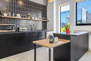 Duke 1 Bedroom with Mountain Views Rooftop Pool