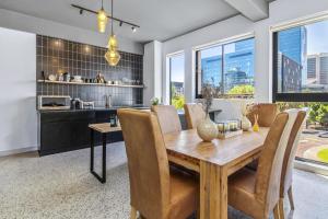 Duke 1 Bedroom with Mountain Views Rooftop Pool