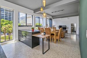 Duke 1 Bedroom with Mountain Views Rooftop Pool