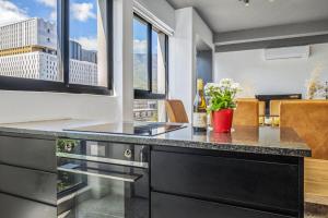 Duke 1 Bedroom with Mountain Views Rooftop Pool