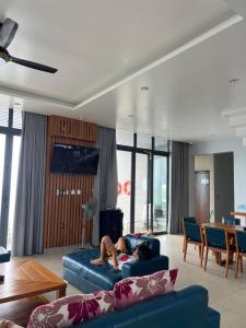 Nancy Thuy Tien sea view 1