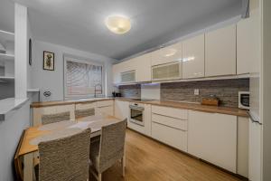 HUGE APARTMENT next to train station close to the city center