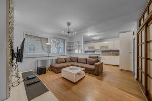 HUGE APARTMENT next to train station close to the city center