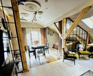 Golden Rooftop Apartment-OldTown