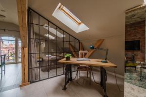 Golden Rooftop Apartment-OldTown