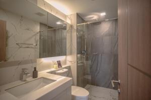 Adjoining 2B2B -Sky River- Infinity Long Rooftop Pool