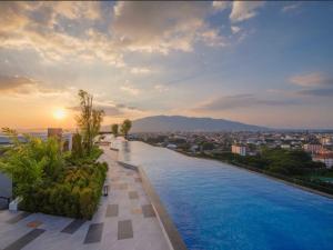 Adjoining 2B2B -Sky River- Infinity Long Rooftop Pool