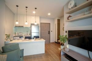 Adjoining 2B2B -Sky River- Infinity Long Rooftop Pool