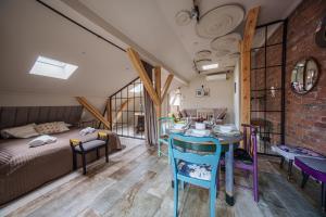 Golden Rooftop Apartment-OldTown