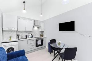 Convenient 1BR Flat with Kitchen, Perfect for Two!