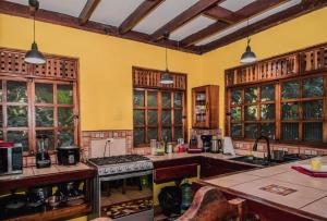 All PRIVATE Villa, Pool, HOT Jacuzzi in Cocles beach Puerto Viejo