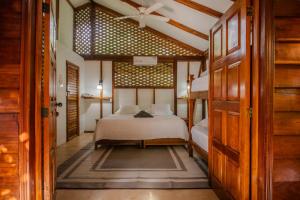All PRIVATE Villa, Pool, HOT Jacuzzi in Cocles beach Puerto Viejo