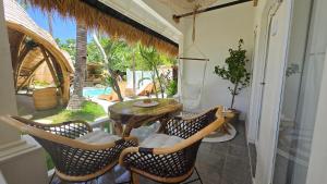 Phòng Giường Đôi Nhìn Ra Hồ Bơi (Double Room with Pool View)