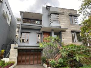 Family Only Cozy Villa on Top of Bandung - De Reiz Iris Syariah 4BR - 3hvězdičkové hotely ve městě Ciburial