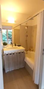 Appartements Les Muses - avec entree autonome, clim neuve, jardin, parking prive & sa piscine ! - : photos des chambres