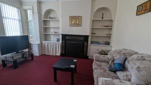 Large double room, Free WiFi & Parking Near M1