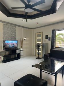 Sheryll Escapes - Kandi large 1BR with king bed Netflix and housekeeping