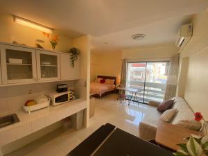 Cozy 1br walk to BTS and Airport Rail Link Close to Malls m11