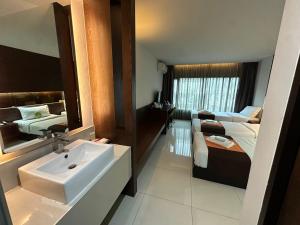 Collection O The Bangkok Airport Link Suite