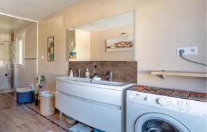 Maisons de vacances 2 Bedroom Awesome Home In Merignac : photos des chambres