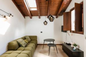 Camelia at the Lake - Acquaseria, San Siro by LoveComo