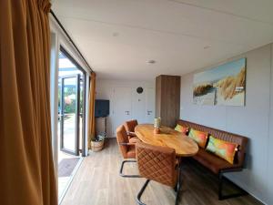 Luxe Chalet met Veranda en Tuin , nabij Zwembad VP006