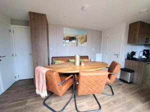 Luxe Chalet met Veranda en Tuin , nabij Zwembad VP006