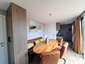 Luxe Chalet met Veranda en Tuin , nabij Zwembad VP006