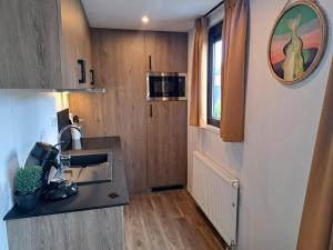 Luxe Chalet met Veranda en Tuin , nabij Zwembad VP006