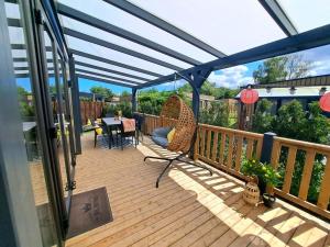 Luxe Chalet met Veranda en Tuin , nabij Zwembad VP006