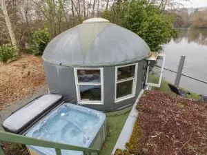 Lakeview Yurt - Sedgeberrow