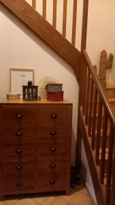 Sejours chez l'habitant Chambre Bleue, lit double 2 personnes, Maison en plein coeur du Parc Regional du Vexin : Chambre Double - Vue sur Jardin