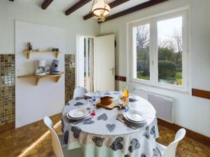 Maisons de vacances Charmante maison avec jardin pour 4, Penmarch : photos des chambres