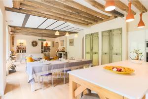 Beautiful villa view on garden and Paris Eiffel tower near transport Paris