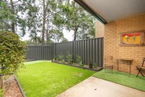 Spacious 2-Bed Unit with Garden in Mawson - Hosted by Canstay