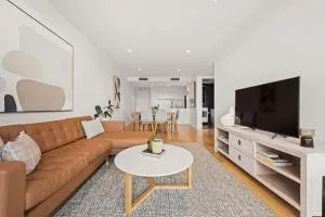 Luxurious Waterfront Unit with Breathtaking Views - Campbell