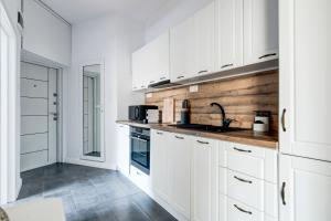 Cozy Bright Space in the Heart of Womens Market