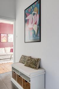 Cozy Bright Space in the Heart of Womens Market