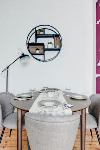 Cozy Bright Space in the Heart of Womens Market