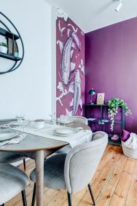 Cozy Bright Space in the Heart of Womens Market