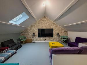 Charmante maison de ville avec vue sur le donjon avec wifi et jardin