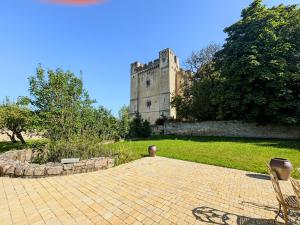 Maisons de vacances Charmante maison de ville avec vue sur le donjon avec wifi et jardin : photos des chambres