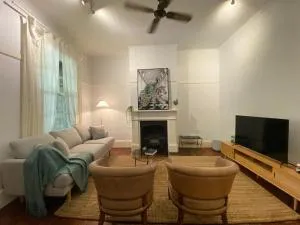 KozyGuru Balmain Charming 3 Room cottage - Sydney