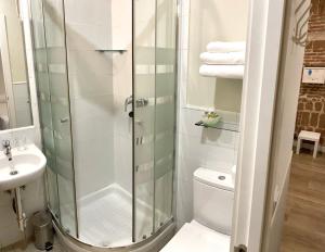 Twin Room with Private Bathroom room in Hostal Madrid