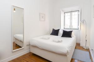 Comfortable Apartment with Terrace near Marquês de Pombal, Lisbon - TTL317