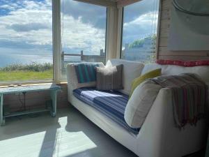 Romantic cliff top chalet at Whitsand Bay beach
