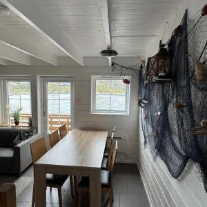 Cozy Oceanfront Escape - Tjeldstø