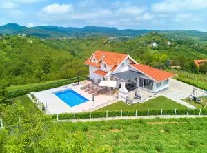 Villa Cerina with Outdoor Swimming Pool - Adamovec